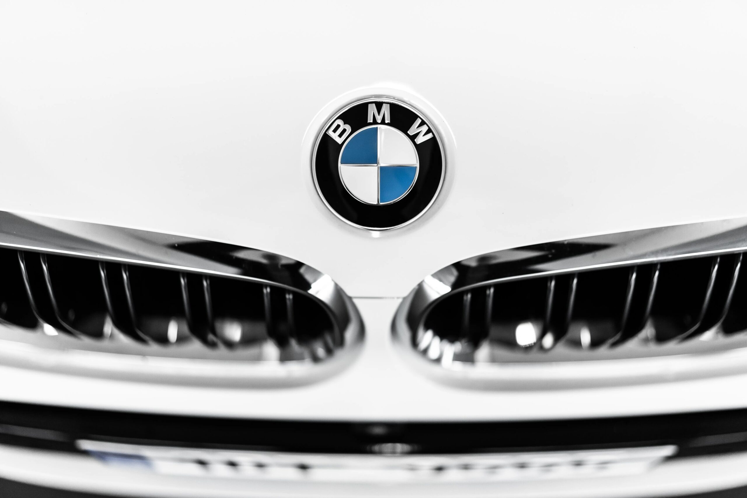 BMW M: что скрывается за буквой M и почему M5 — это не просто седан